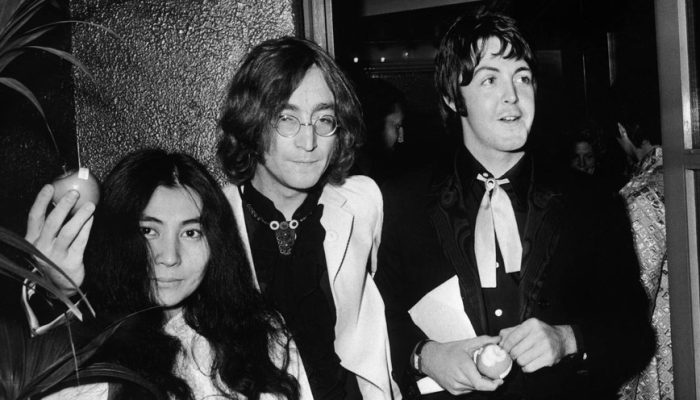 beatles-yoko-ono-john-lennon-paul-mccartney-pb-foto-larry-ellis-express-hulton-archive-getty-images.jpeg