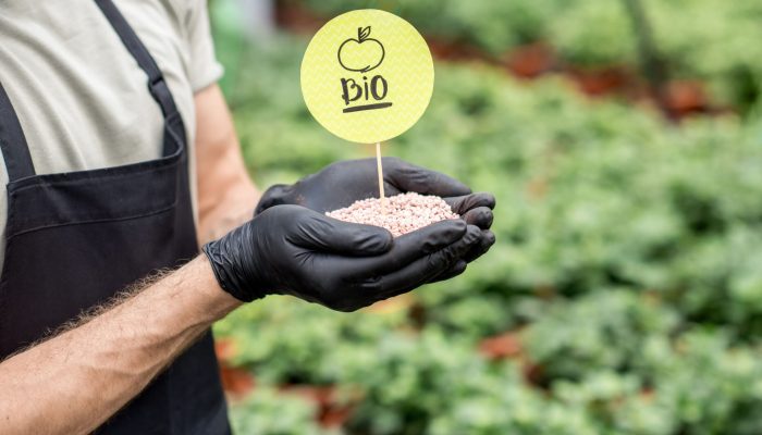 bioinsumos-blog-green-place-pessoa-segurando-biofertilizantes-scaled.jpg