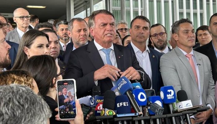 bolsonaro-coletiva-senado-26-03-2025-foto-carinne-souza-gazeta-do-povo.jpg