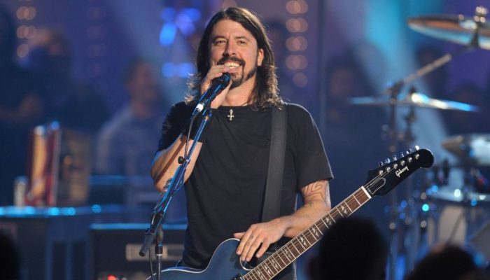 dave-grohl-cantor-aniversario-foto-john-shearer-getty-images_widelg.jpg