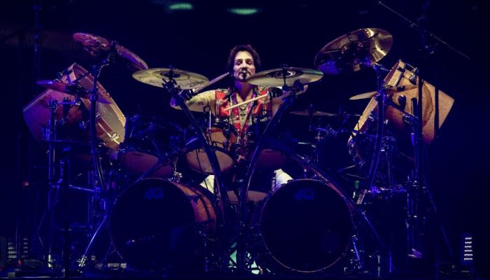 deen-castronovo-baterista-journey-pegou-fogo-show-foto-scott-legato-getty-images-1378187353_widelg.j.jpeg