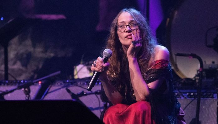 fiona-apple-esta-de-volta-e-lancou-sua-primeira-musica-em-5-anos-ouca-925824254_6e205359784_widelg.j.jpeg