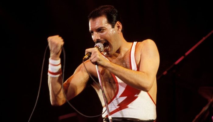 freddie-mercury-queen-foto-bob-king-redferns-85364667_widelg.jpg