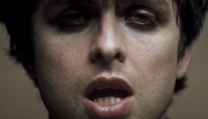 green-day-wake-me-up-when-september-ends-billie-joe-armstrong-2004-foto-reproducao-youtube_widelg.jp_.jpeg