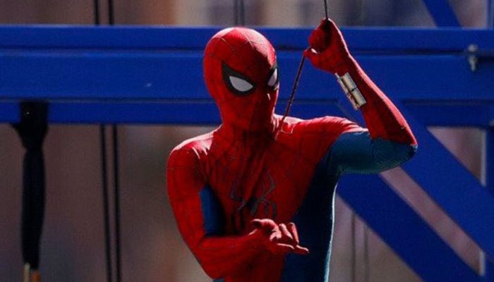 homem-aranha-4-tom-holland-pilota-tanque-e-encontra-fas-em-video-de-bastidores_widelg.jpg
