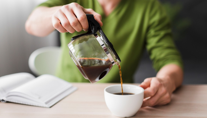 homem-camisa-verde-jarra-cafeteira-na-mao.png homem-camisa-verde-jarra-cafeteira-na-mao.png