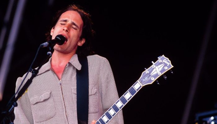jeff-buckley-1995-foto-mick-hutson-redferns-85242396_widelg.jpg