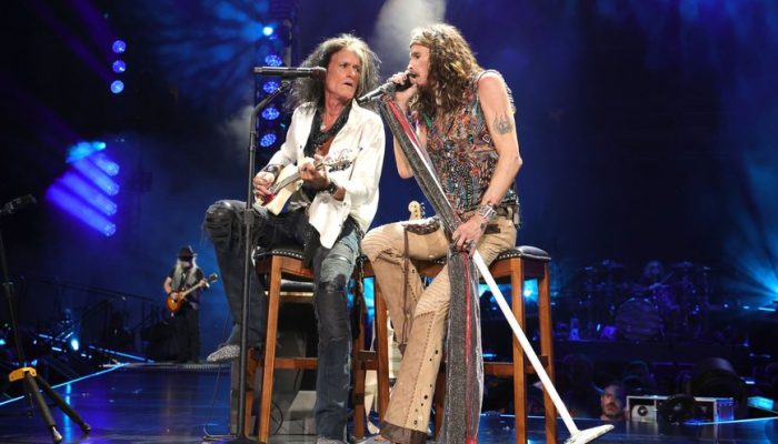 joe-perry-steven-tyler-aerosmith-2023-foto-kevin-mazur-getty-images-1672770313_widelg.jpg