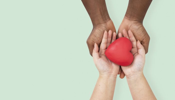 maos-segurando-um-coracao-no-conceito-de-amor-e-relacionamento.jpg