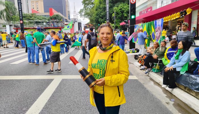 mulher-com-batom-na-avenida-paulista-scaled.jpg mulher-com-batom-na-avenida-paulista-scaled.jpg