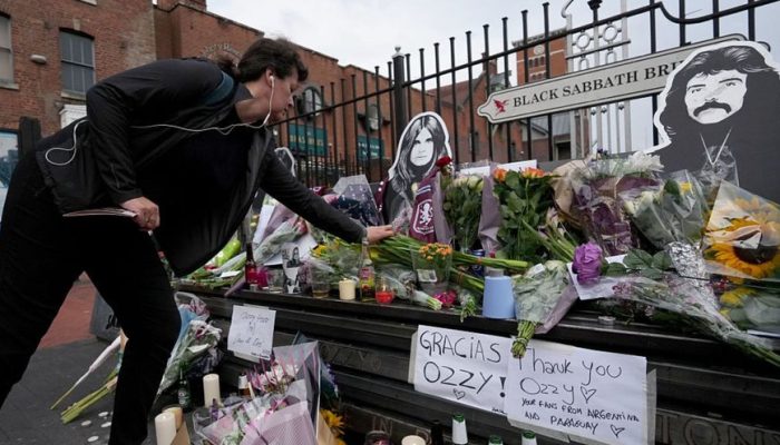 o-ultimo-adeus-ozzy-osbourne-tera-cortejo-pelas-ruas-de-sua-cidade-natal-2225714821_widelg.jpg