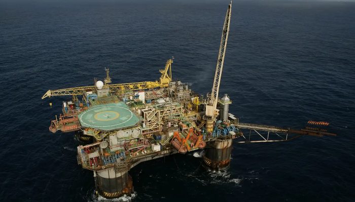 plataforma_semi-submersivel_p-20_bacia_de_campos_petroleo_do_brasil_petrobras_0.jpg