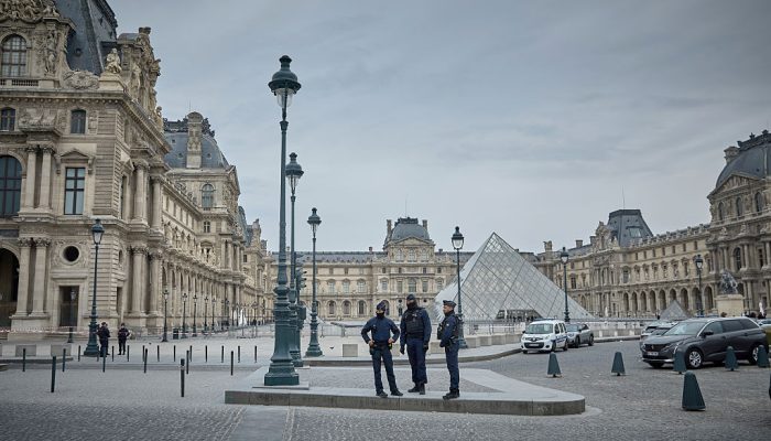 policiais-fecham-a-entrada-do-louvre-Kiran-Ridley-Getty-images-foto-jornalistica-2241978813.jpg