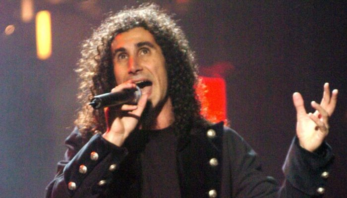 serj-tankian-system-of-a-down-2005-foto-j-kempin-filmmagic-104543498_widelg.jpg