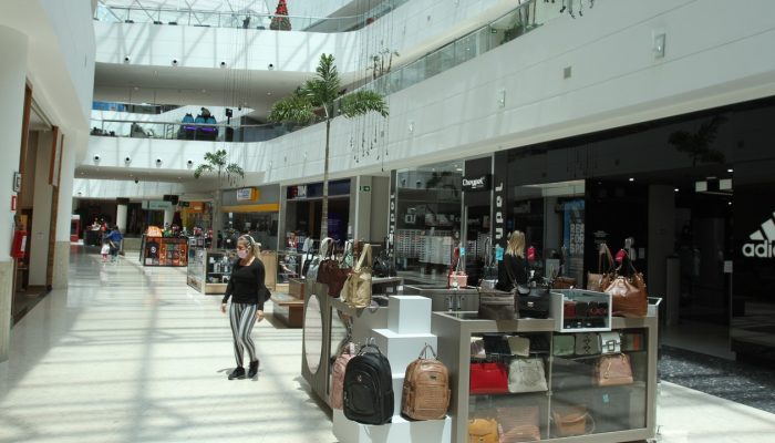 shopping-center-foto-gerson-klaina-tribuna-pr-arquivo.jpg